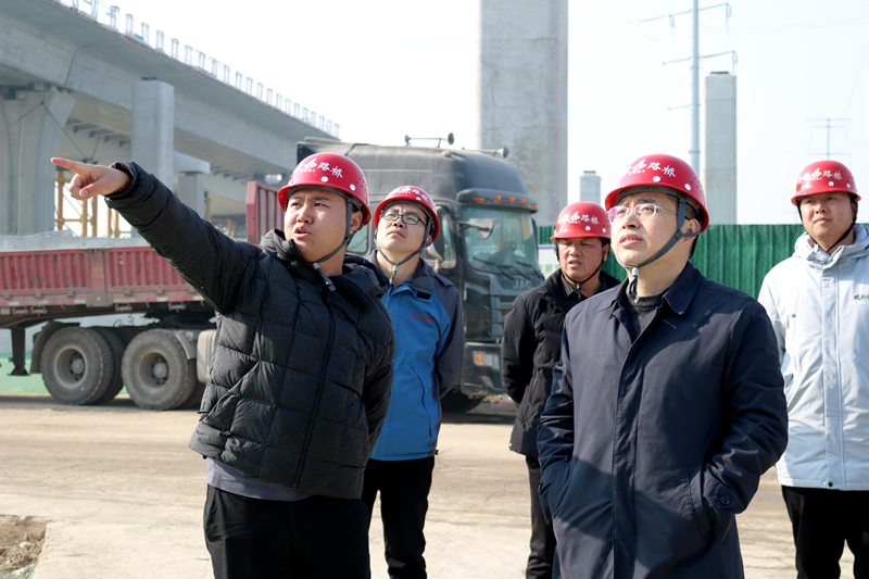 公司黨委書記、董事長(zhǎng)錢申春到繁華大道橋項(xiàng)目節(jié)日慰問 (2)