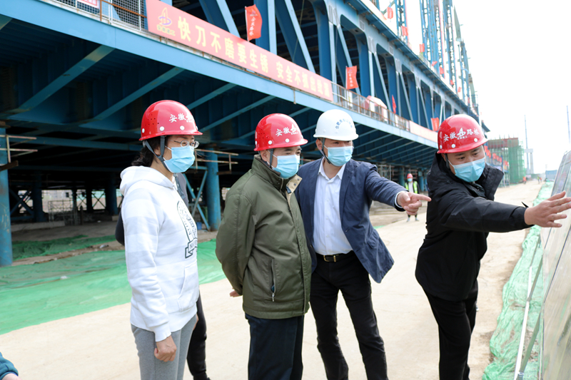 合肥市國資委黨委書記、主任張毅蒞臨繁華大道橋項(xiàng)目指導(dǎo)疫情防控工作 (2)