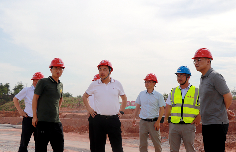 江西省交通投資集團黨委委員、副總經(jīng)理李柏殿赴上饒東樞紐互通項目調(diào)研指導(dǎo)工作 (2)