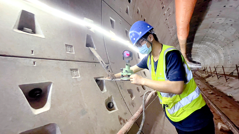 測量人員定期復(fù)核盾構(gòu)區(qū)間控制點，確保盾構(gòu)機(jī)姿態(tài)符合規(guī)范設(shè)計要求