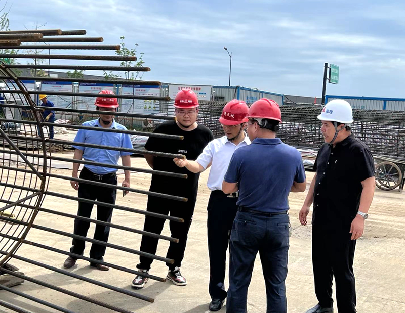 金寨縣委副書記、縣長(zhǎng)張澗到史河（金寨段）防洪提升工程-7#防汛大橋項(xiàng)目檢查指導(dǎo)工作3