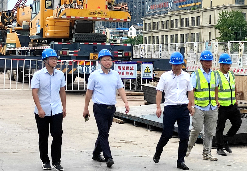 公司黨委書(shū)記、董事長(zhǎng)錢(qián)申春到軌道3號(hào)線南延2標(biāo)項(xiàng)目檢查指導(dǎo)