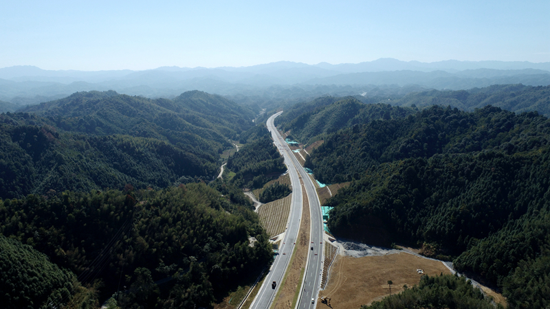 重大節(jié)點!宜遂高速P3標主線瀝青面層全幅全線率先貫通