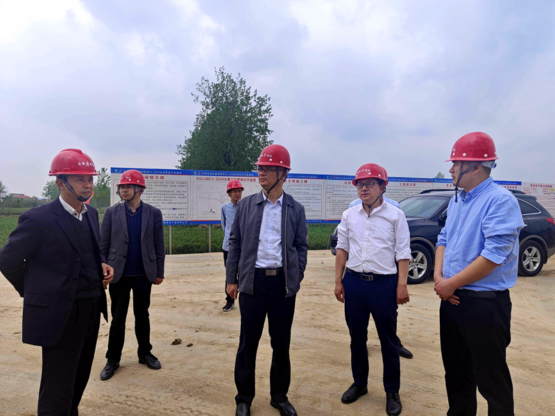 公司黨委副書記，工會主席王勝利到合周高速04標指導工作并慰問一線員工2